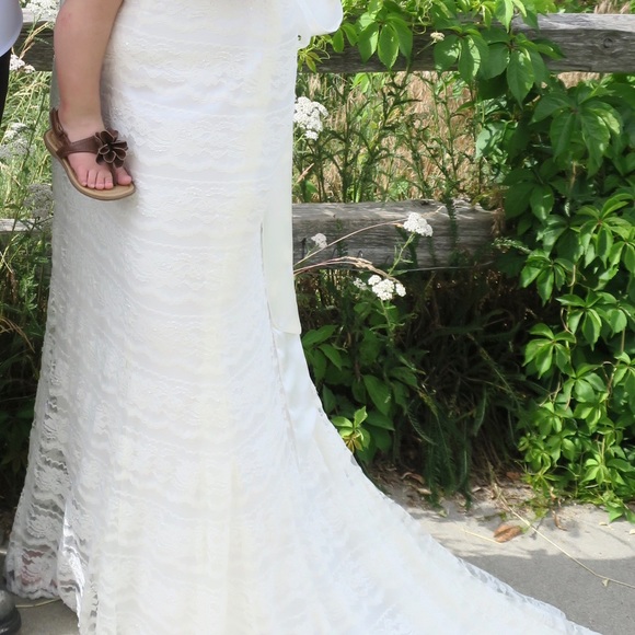 Beautiful Lace Wedding Dress - Picture 4 of 7